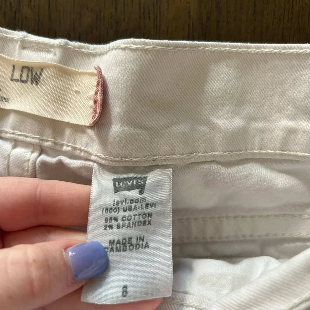 Levi’s 542 white low rise denim shorts